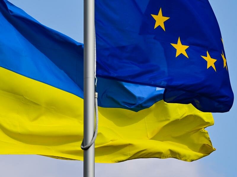 Die Fahnen der Ukraine und der EU wehen im Wind. Foto: Patrick Pleul/dpa-Zentralbild/ZB