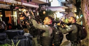 Israelische Sicherheitskräfte stehen nach einem mutmaßlichen Terroranschlag im Zentrum von Tel Aviv. Foto: Ilia Yefimovich/dpa