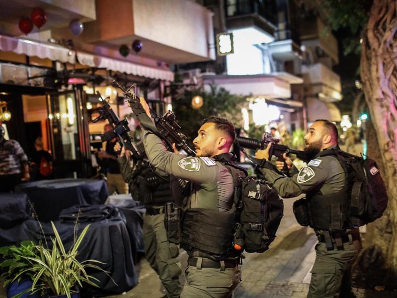 Israelische Sicherheitskräfte stehen nach einem mutmaßlichen Terroranschlag im Zentrum von Tel Aviv. Foto: Ilia Yefimovich/dpa