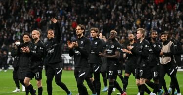 Als wäre es ein Sieg gewesen: Frankfurts Spieler freuen sich über das 1:1 gegen den FC&nbsp;Barcelona. Foto: Arne Dedert/dpa