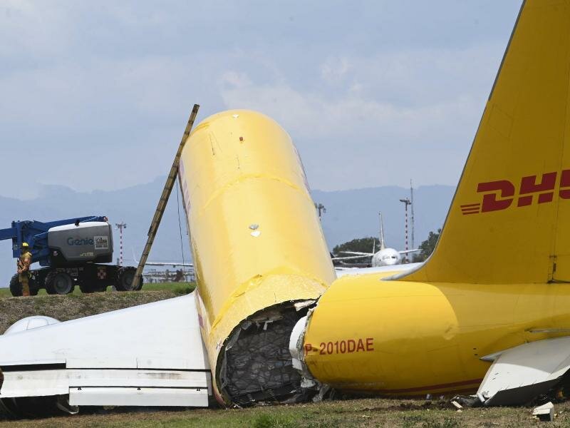 Das Frachtflugzeug auf der Landebahn des internationalen Flughafens Juan Santamaria. Foto: Carlos Gonzalez/AP/dpa
