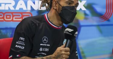 Freut sich über neue Hersteller in der Formel 1: Lewis Hamilton bei der Pressekonferenz vor dem ersten Training in Melbourne. Foto: Asanka Brendon Ratnayake/AP/dpa