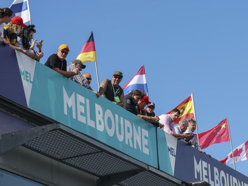 Zuschauer warten auf den Beginn des ersten Trainings zum Großen Preis von Australien. Foto: Asanka Brendon Ratnayake/AP/dpa