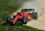 Charles Leclerc rauschte mit seinem Ferrari beim Training auch ins Kiesbett neben der Strecke. Foto: Joel Carrett/AAP/dpa