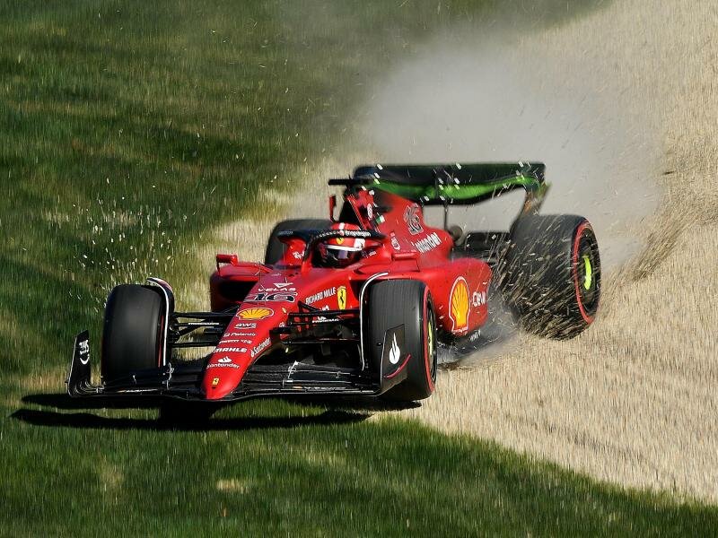 Charles Leclerc rauschte mit seinem Ferrari beim Training auch ins Kiesbett neben der Strecke. Foto: Joel Carrett/AAP/dpa