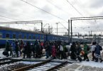 Die Menschen, die Koffer und Taschen bei sich hatten, wollten aus Angst vor Angriffen die Stadt verlassen. Foto: Andriy Andriyenko/SOPA/ZUMA/dpa