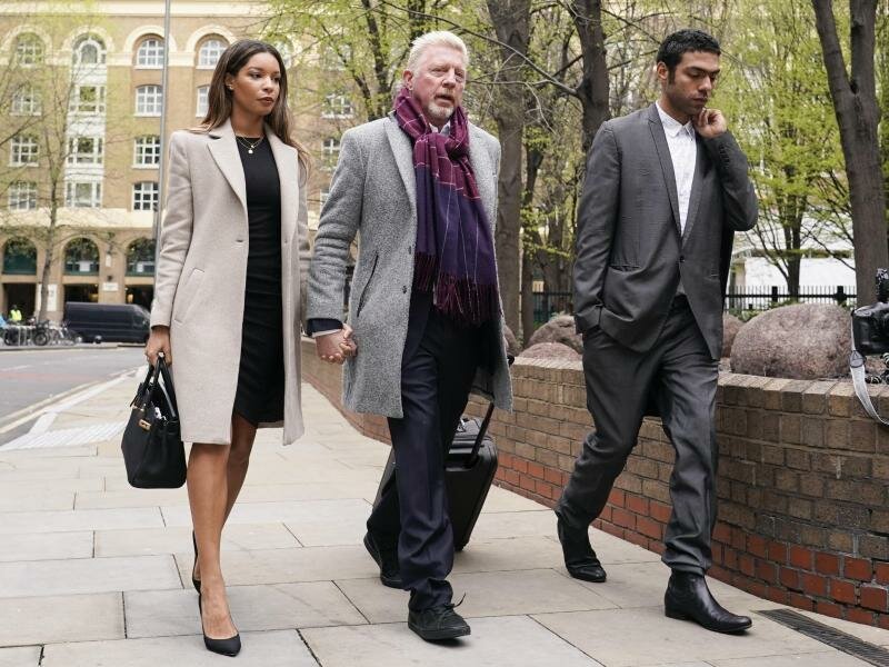 Boris Becker (m.) mit Lebensgefährtin Lilian De Carvalho Monteiro (l) und seinem Sohn Noah Becker auf dem Weg zum Gericht. Foto: Alberto Pezzali/AP/dpa
