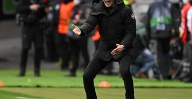 Frankfurts Cheftrainer Oliver Glasner fiebert im Spiel gegen den FC Barcelona mit ganzen Körper mit. Foto: Arne Dedert/dpa