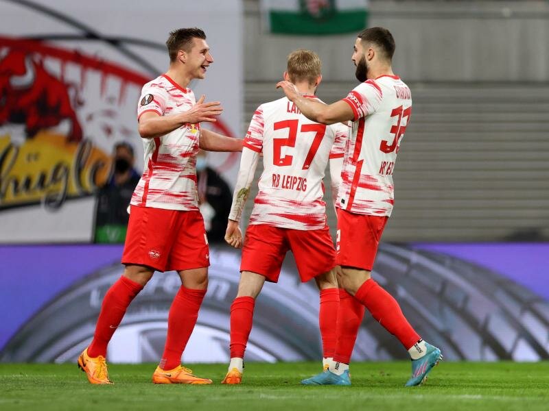 Leipzigs Willi Orban (l-r), Leipzigs Konrad Laimer und Leipzigs Josko Gvardiol jubeln nach dem Treffer zum 1:1. Foto: Jan Woitas/dpa