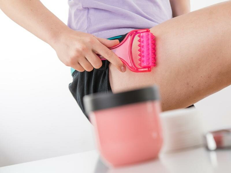 Es gibt zahlreiche Anti-Cellulite-Produkte auf dem Markt. Doch nur die wenigsten von ihnen haben eine wissenschaftlich nachgewiesene Wirkung. Foto: Christin Klose/dpa-tmn