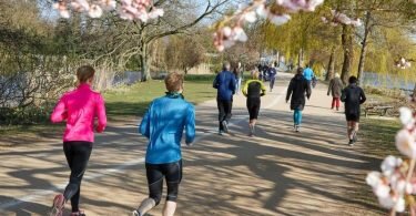 Joggen kann die Atemmuskulatur stärken und den Körper somit besser gegen allergische Reaktionen wappnen. Foto: Georg Wendt/dpa/dpa-tmn