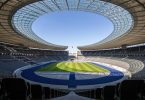 Das Berliner Olympiastadion wird zum Derby zwischen Hertha BSC und dem 1. FC Union erstmals seit Januar 2020 wieder ausverkauft sein. Foto: Andreas Gora/dpa