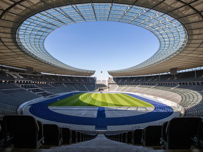 Das Berliner Olympiastadion wird zum Derby zwischen Hertha BSC und dem 1. FC Union erstmals seit Januar 2020 wieder ausverkauft sein. Foto: Andreas Gora/dpa