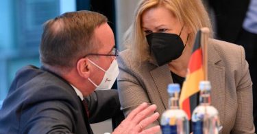 Boris Pistorius (SPD), Innenminister von Niedersachsen, unterhält sich mit Bundesinnenministerin Nancy Faeser (SPD). Foto: Jonas Walzberg/dpa
