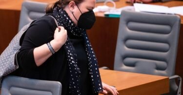 Ursula Heinen-Esser (CDU), Umweltministerin von Nordrhein-Westfalen, verlässt im Landtag den Plenarsaal. Foto: Marius Becker/dpa