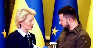 EU-Kommissionspräsidentin Ursula von der Leyen spricht bei einer gemeinsamen Pressekonferenz mit Wolodymyr Selenskyj, Präsident der Ukraine. Foto: Michael Fischer/dpa