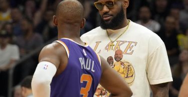 Lakers-Forward LeBron James im Gespräch mit Suns-Guard Chris Paul (3). Foto: Rick Scuteri/AP/dpa