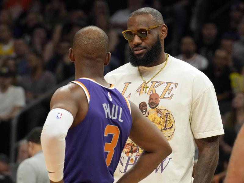 Lakers-Forward LeBron James im Gespräch mit Suns-Guard Chris Paul (3). Foto: Rick Scuteri/AP/dpa