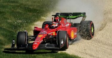Ferrari-Pilot Charles Leclerc kommt im Freien Training von der Rennstrecke ab. Foto: Joel Carrett/AAP/dpa