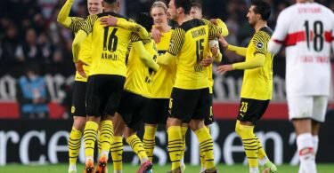 Zunächst abgepfiffen, doch das Tor zählt: Dortmunds Julian Brandt (M) freut sich mit seinen Mitspielern über seinen Führungstreffer gegen den VfB. Foto: Tom Weller/dpa