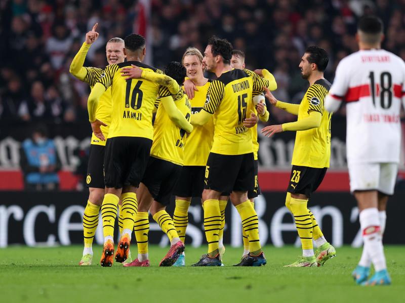 Zunächst abgepfiffen, doch das Tor zählt: Dortmunds Julian Brandt (M) freut sich mit seinen Mitspielern über seinen Führungstreffer gegen den VfB. Foto: Tom Weller/dpa