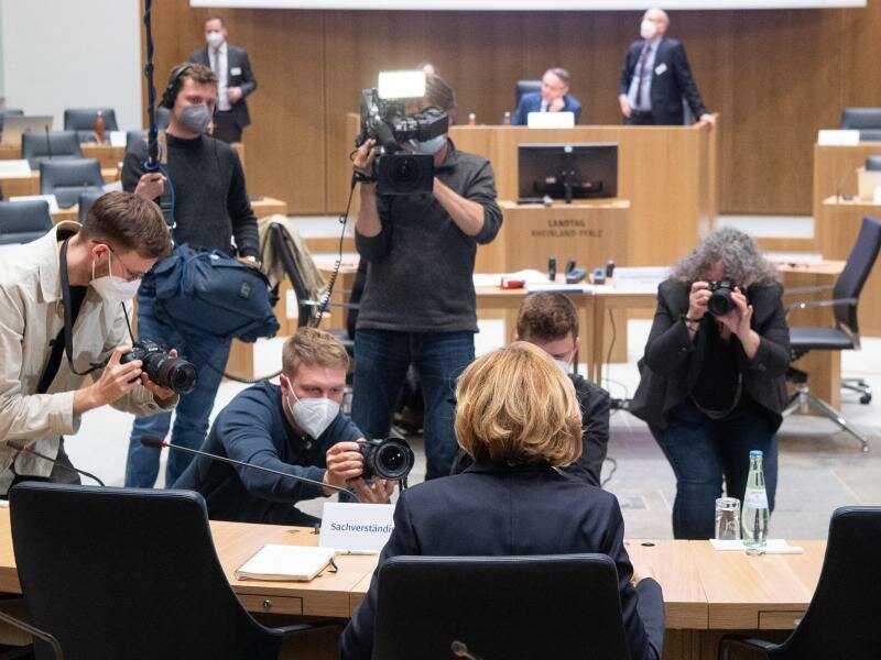 Malu Dreyer (SPD), Ministerpräsident von Rheinland-Pfalz, vor ihrer Befragung zur Flutkatastrophe im Ahrtal vor dem Untersuchungsausschuss des Landtags von Rheinland-Pfalz. Foto: Sebastian Gollnow/dpa