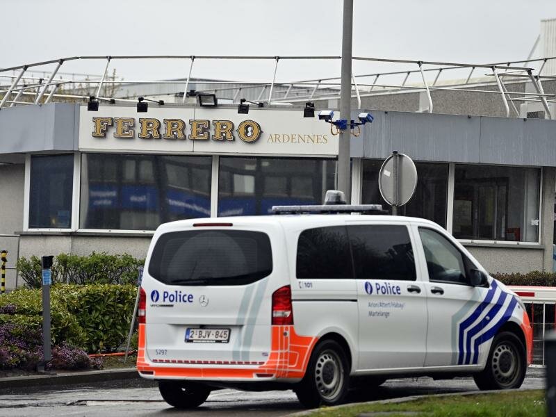 Ein Polizeifahrzeug steht vor der Ferrero-Fabrik im belgischen&nbsp;Arlon. Schon seit Monaten wusste der Konzern von einem Salmonellen-Problem an diesem&nbsp;Standort. Foto: Eric Lalmand/BELGA/dpa
