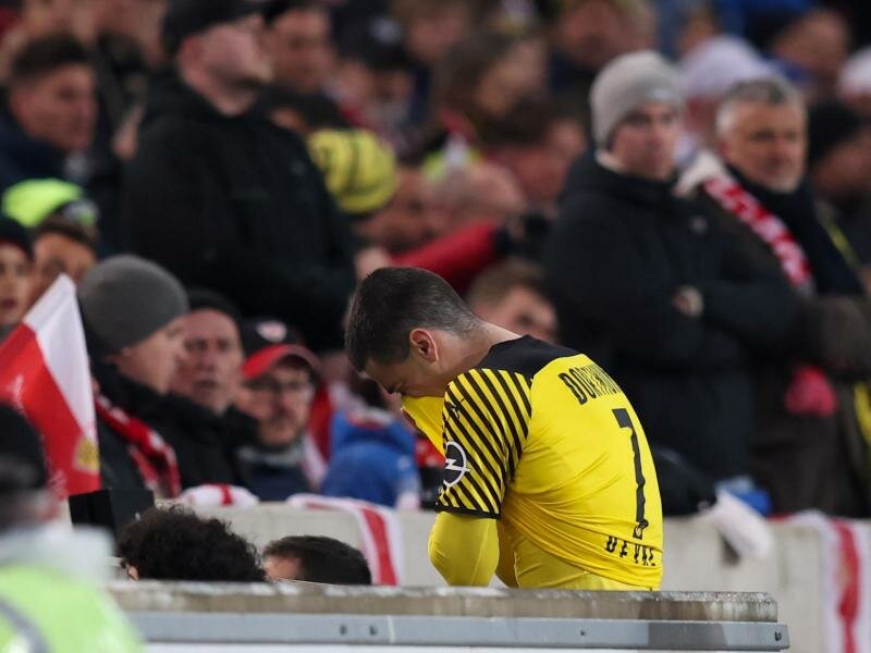 Dortmunds Giovanni Reyna geht verletzt in die Kabine. Foto: Tom Weller/dpa