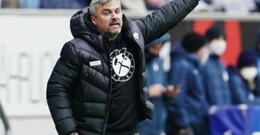 Bochums Trainer Thomas Reis ist zuversichtlich mit dem VfL den Klassenerhalt zu schaffen. Foto: Uwe Anspach/dpa