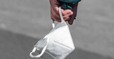 «Wer mit öffentlichen Verkehrsmitteln anreist, sollte dort eine FFP2-Maske tragen.». Foto: Boris Roessler/dpa