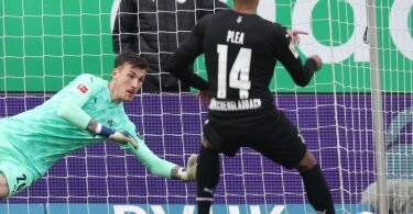 Gladbachs Alassane Plea trifft per Elfmeter zum 2:0. Foto: Daniel Karmann/dpa