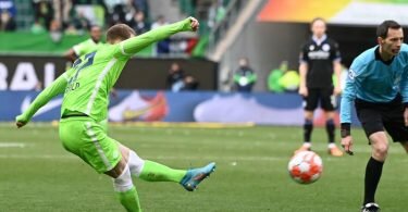 Wolfsburgs Maximilian Arnold trifft per Freistoßtor zum 3:0. Foto: Swen Pförtner/dpa