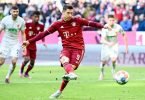 Bayerns Robert Lewandowski trifft per Elfmeter zum Siegtreffer. Foto: Sven Hoppe/dpa