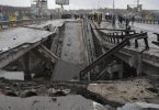 Eine zerstörte Brücke über den Fluss Irpin auf einer Autobahn unweit von Kiew. Foto: -/Ukrinform/dpa