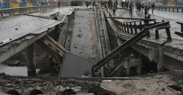 Eine zerstörte Brücke über den Fluss Irpin auf einer Autobahn unweit von Kiew. Foto: -/Ukrinform/dpa