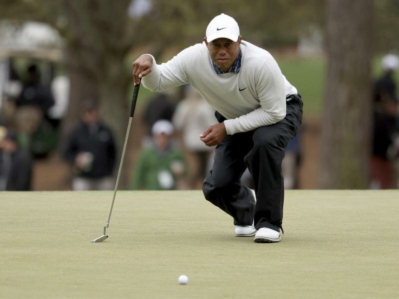 Tiger Woods bereitet sich auf den Putt auf dem dritten Grün vor. Foto: Jason Getz/Atlanta Journal-Constitution/dpa
