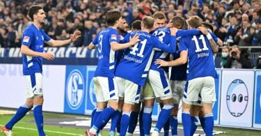 Schalke ist nach dem Sieg gegen Heidenheim an der Spitze der 2. Liga angekommen. Foto: David Inderlied/dpa