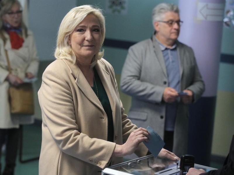 Marine Le Pen gibt ihre Stimme in der ersten Runde der Präsidentschaftswahlen in einem Wahllokal Henin-Beaumont ab. Foto: Michel Spingler/AP/dpa