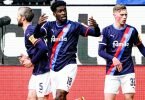 Torschütze Kwasi Okyere Wriedt (M) feierte mit Holstein Kiel einen Sieg im Nordduell gegen den HSV. Foto: Axel Heimken/dpa