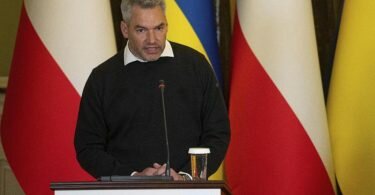 Österreichs Kanzler Karl Nehammer in Kiew. Nun reist er nach Moskau zu Wladimir Putin. Foto: Evgeniy Maloletka/AP/dpa