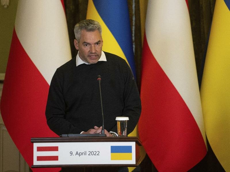 Österreichs Kanzler Karl Nehammer in Kiew. Nun reist er nach Moskau zu Wladimir Putin. Foto: Evgeniy Maloletka/AP/dpa