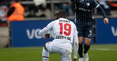 Der Elfmetertreffer vom Leverkusener Moussa Diaby zählte nicht. Foto: Bernd Thissen/dpa