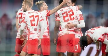 Die Leipziger Spieler jubeln nach dem Tor zum 3:0. Foto: Sebastian Kahnert/dpa