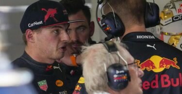 Max Verstappen (l) spricht nach seinem Ausfall in Melbourne mit seinen Mechanikern. Foto: Simon Baker/EPA POOL/AP/dpa