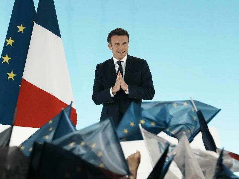 «Euer Vertrauen ehrt mich, verpflichtet mich und bindet mich»: Emmanuel Macron tritt vor seine Anhänger. Foto: Thibault Camus/AP/dpa