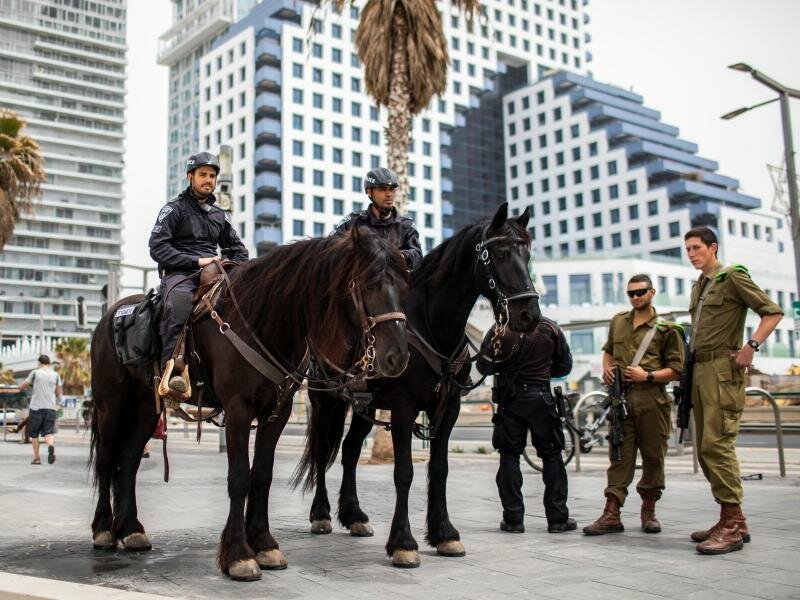 Berittene Polizisten patrouillieren auf der Promenade von Tel Aviv. In Israel verschärfen sich die Spannungen: Ein israelischer Soldat erschoss eine Palästinenserin, nachdem sie ihn mit einem Messer angegriffen hatte. Foto: Ilia Yefimovich/dpa