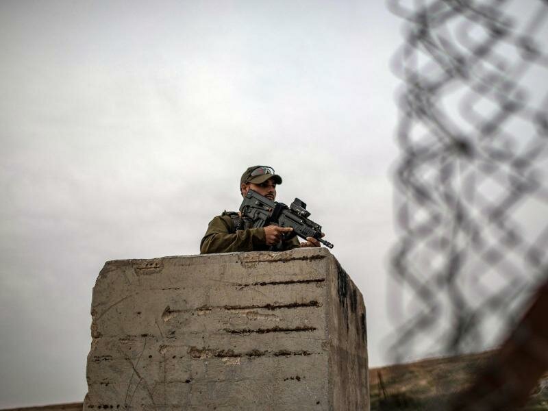Ein bewaffneter israelischer Soldat hält auf seinem Posten in Hebron Wache. Foto: Ilia Yefimovich/dpa