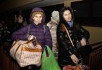 Tamara (l) und ihre Tochter Irina stehen am Abend vor dem polnischen Bahnhof Przemysl Schlange um mit dem Zug in die ukrainische Hauptstadt Kiew zu reisen. Foto: Christoph Soeder/dpa