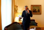 Karl Nehammer, Bundeskanzler von Österreich, telefoniert in der österreichischen Botschaft in Moskau vor einem Treffen mit dem russischen Präsidenten Putin. Foto: Dragan Tatic/BKA/APA/dpa