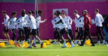 Die Spieler des FC Bayern demonstrieren beim Training vor der K.o.-Partie gegen den FC Villarreal den Zusammenhalt. Foto: Sven Hoppe/dpa